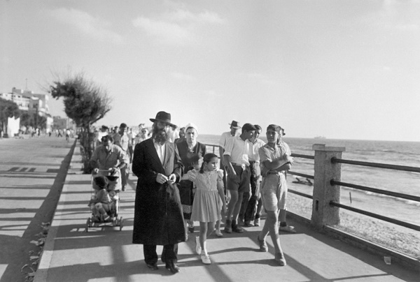 Robert Capa. Tel Aviv, the seafront promenade. 1948